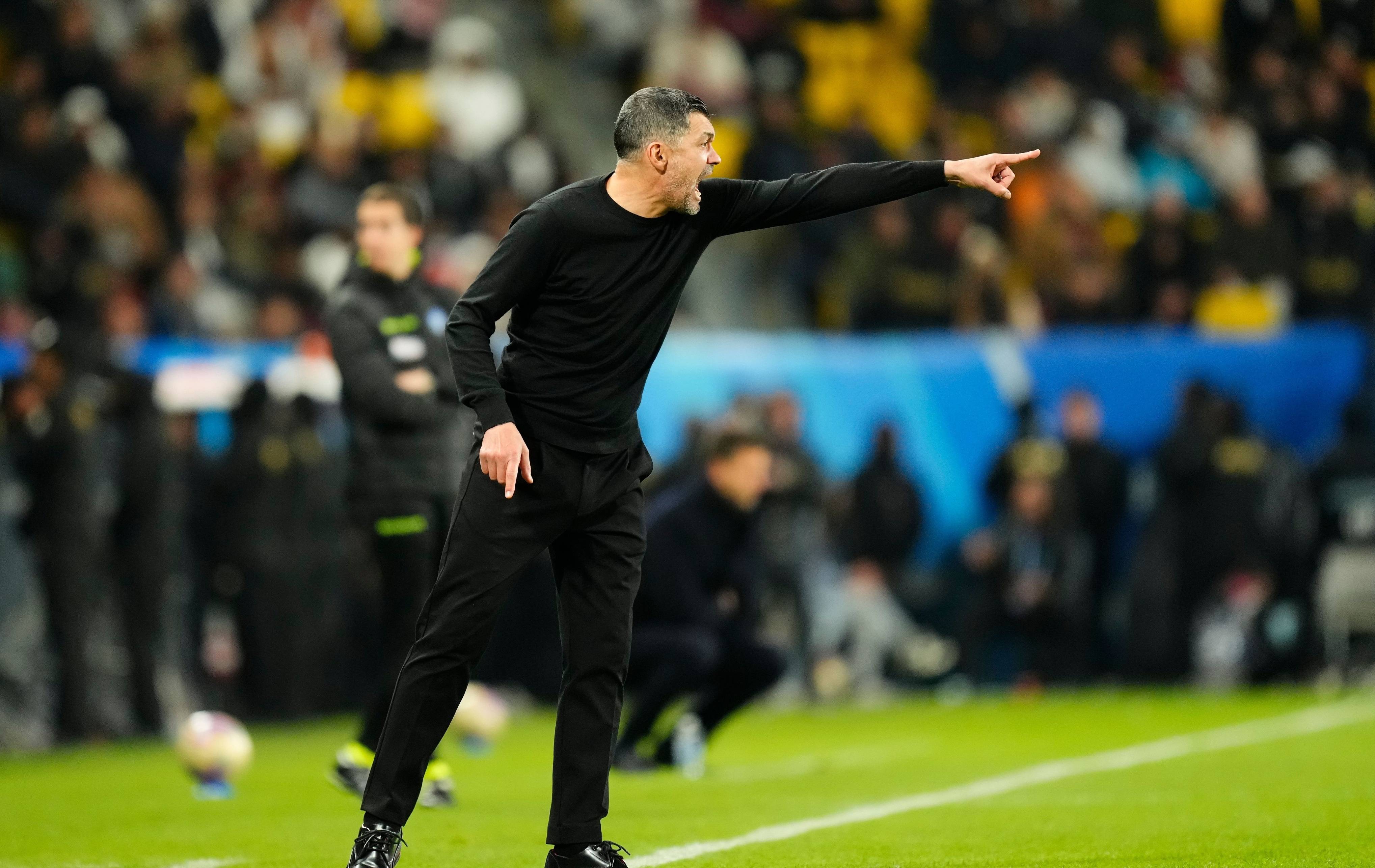 包含皇家马德里官方宣布球队换帅决定，球迷担忧的词条