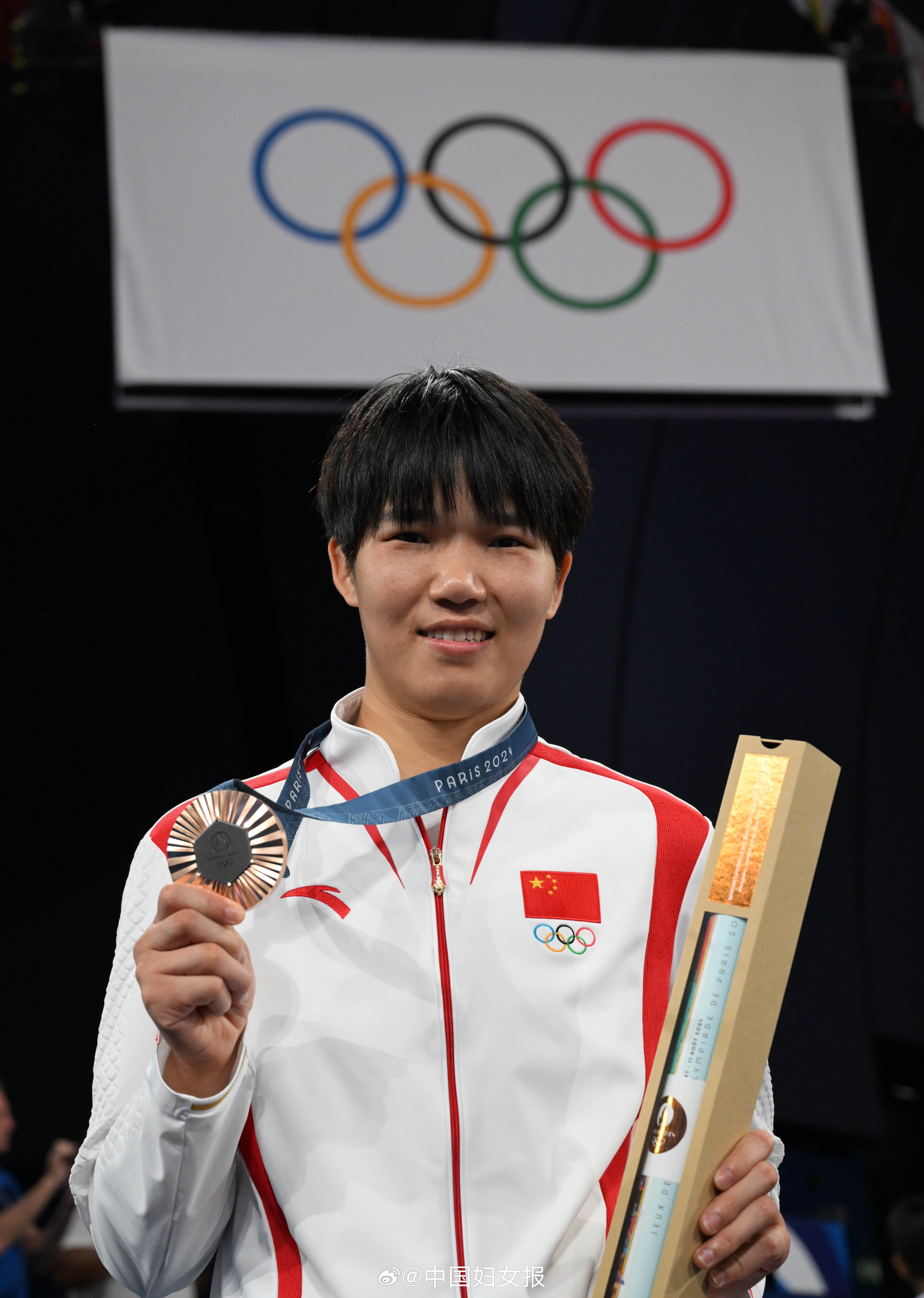 爱游戏官网入口-举重女将勇夺铜牌，力量惊人