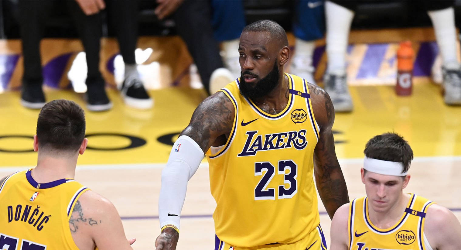 爱游戏网页版登录入口-关于湖人后卫防守端刚硬，全队实力占优风头正劲的信息