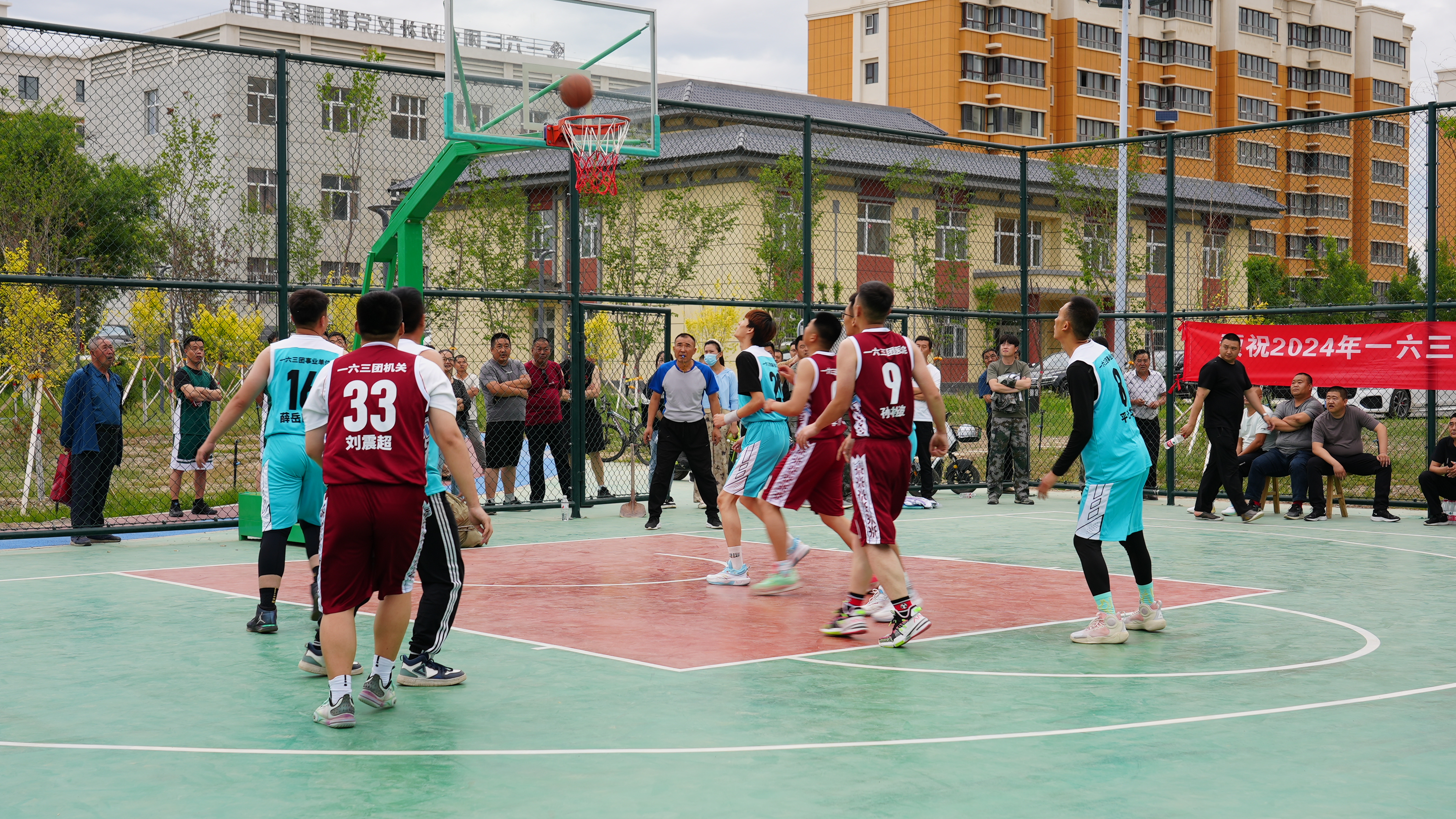 篮球爱好者疯狂围观比赛观战激烈 篮球爱好者疯狂围观比赛观战激烈