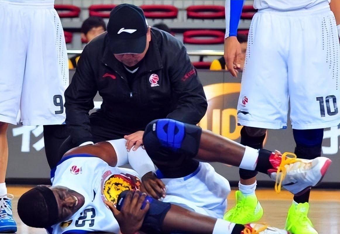 郭艾伦状态回勇,领导上海队击败深圳 郭艾伦状态回勇,领导上海队击败深圳