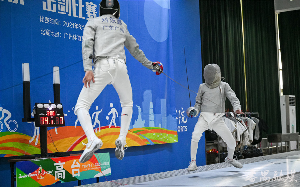 瑞典运动健儿在击剑比赛中实现逆袭