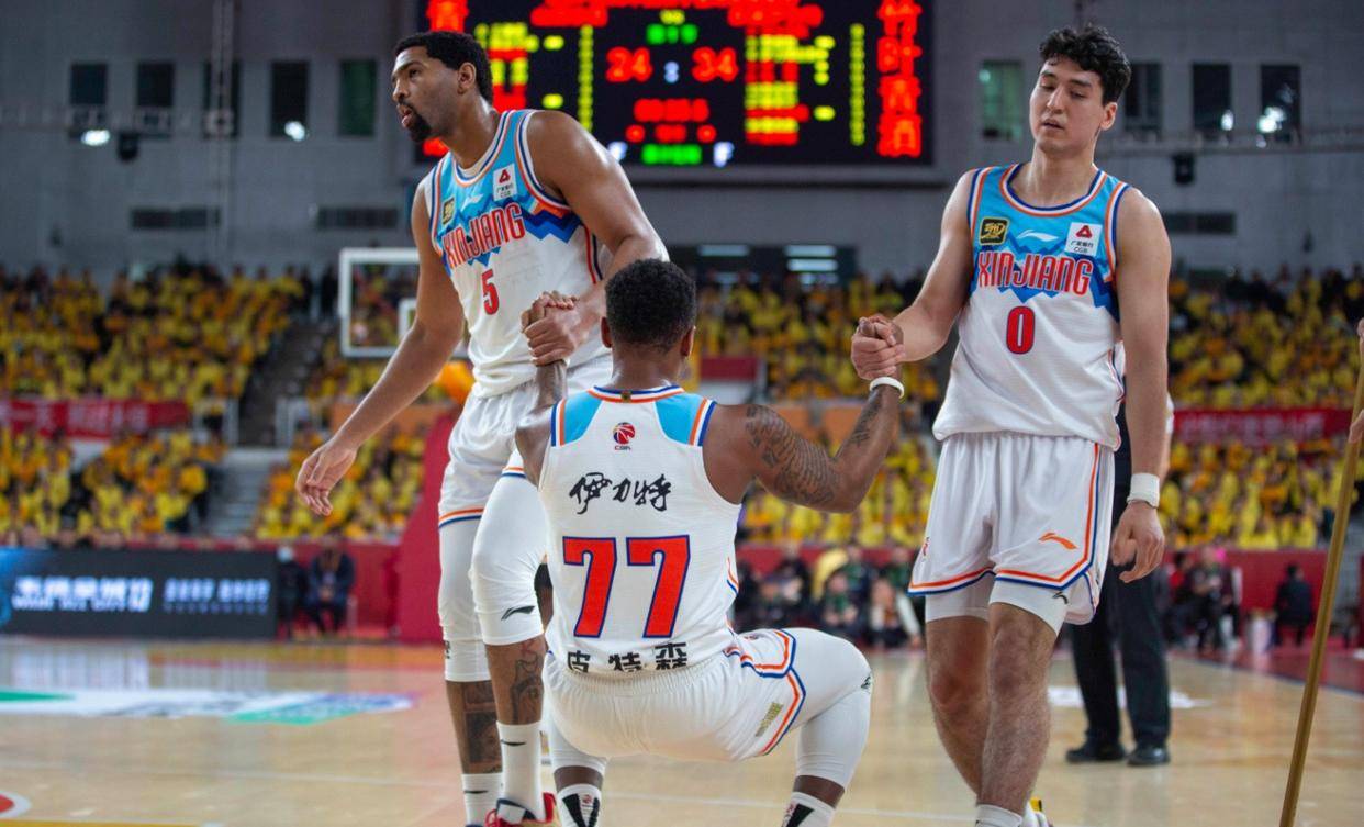 爱游戏官网-深圳主力球员受伤备战失利，球队遭遇困境的简单介绍