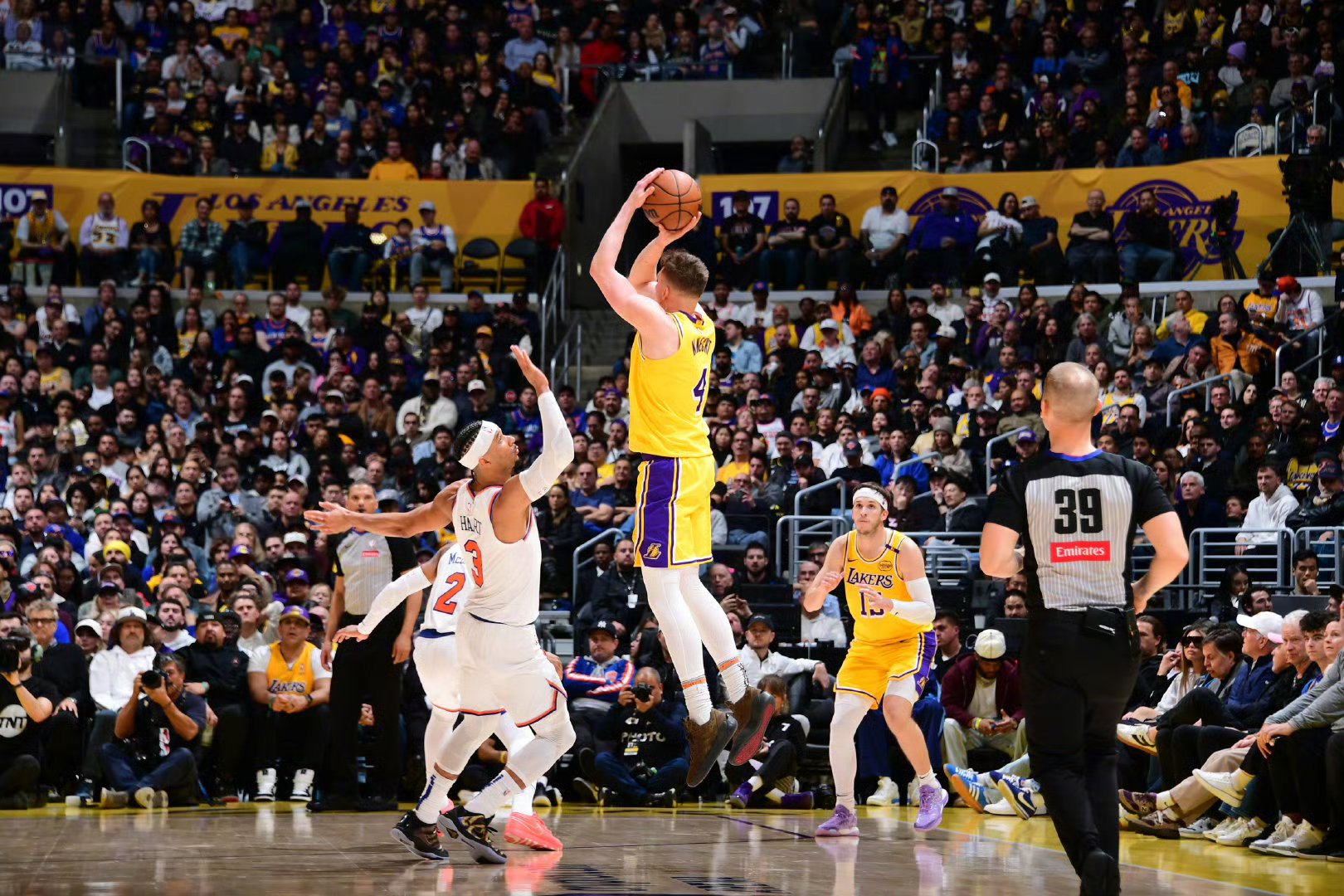 勇士双星砍下分逆转湖人取胜的简单介绍 勇士双星砍下分逆转湖人取胜的简单介绍