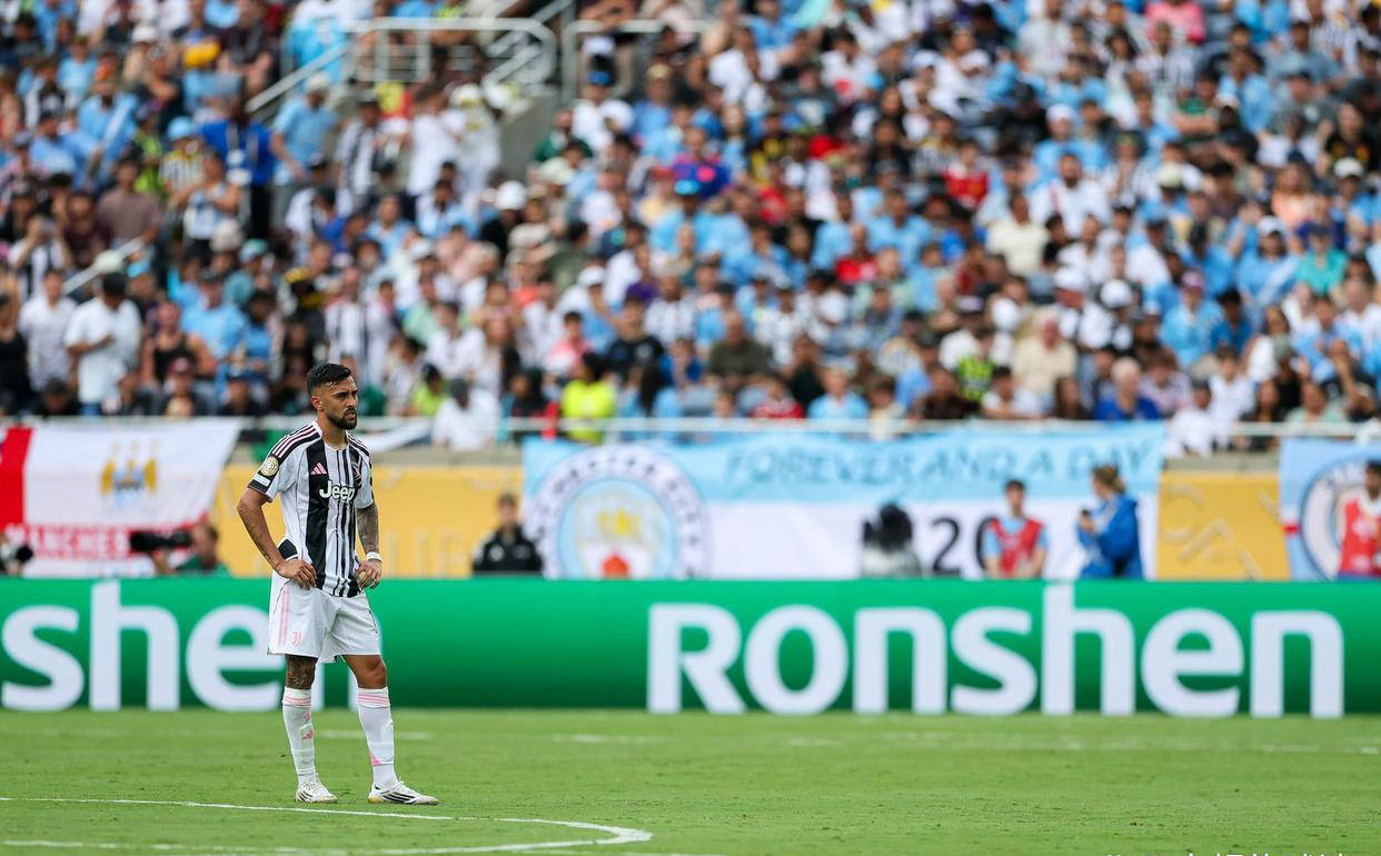 关于曼城客场大胜，提前锁定小组第一的信息