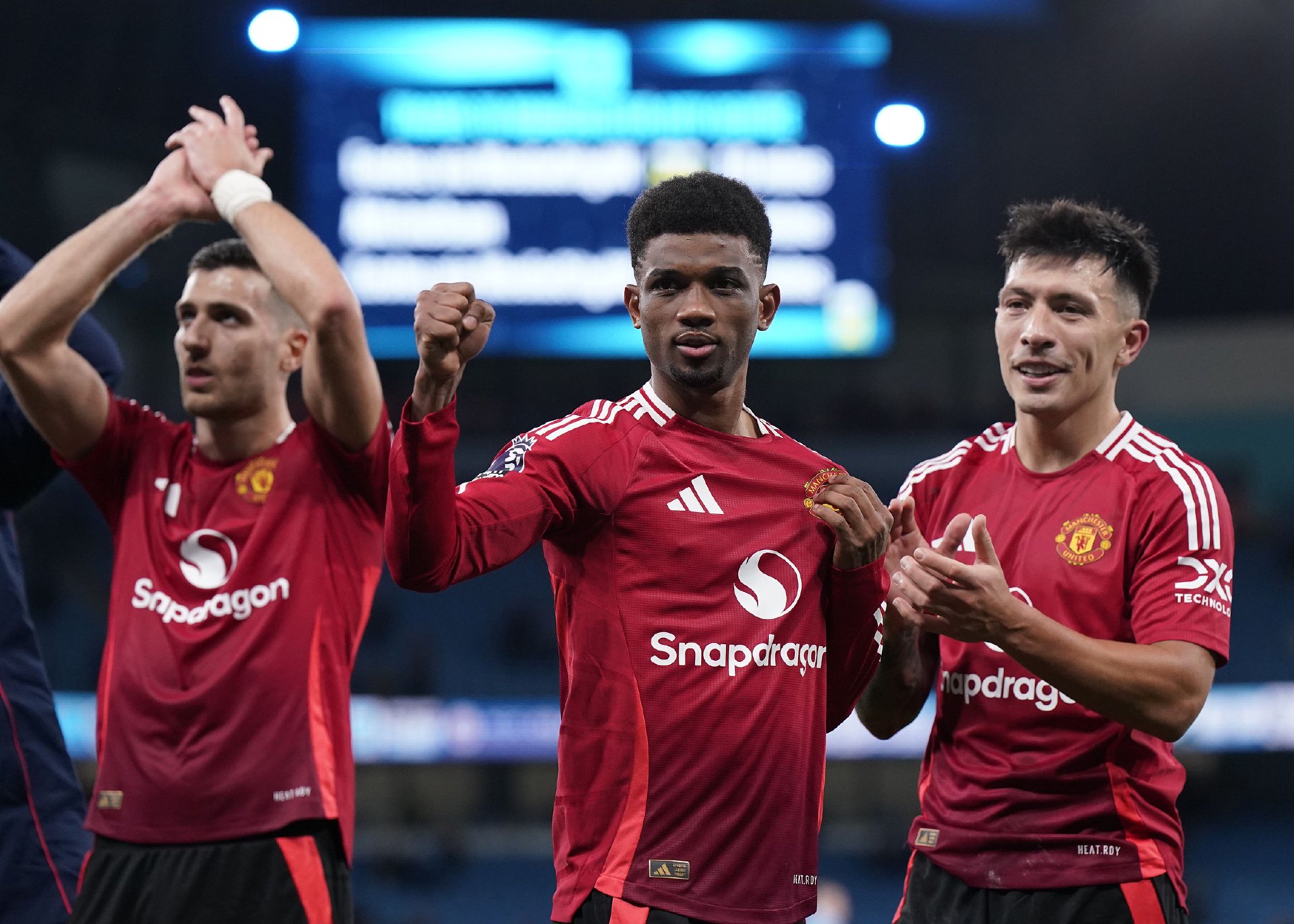 爱游戏官网-曼城主场横扫曼联，取得重要胜利