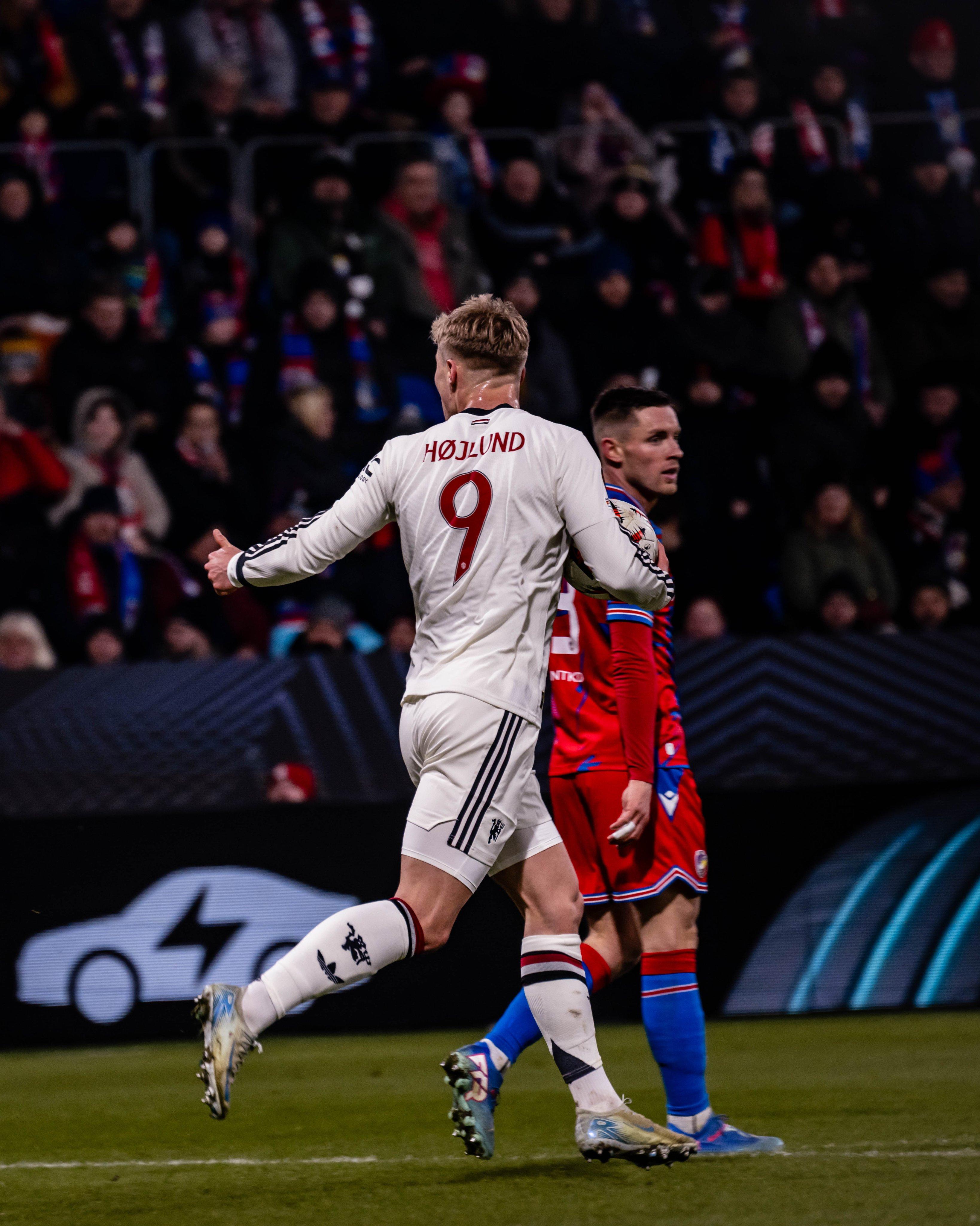 爱游戏中国官网-曼联客场逆转获胜，一场胜利振奋士气