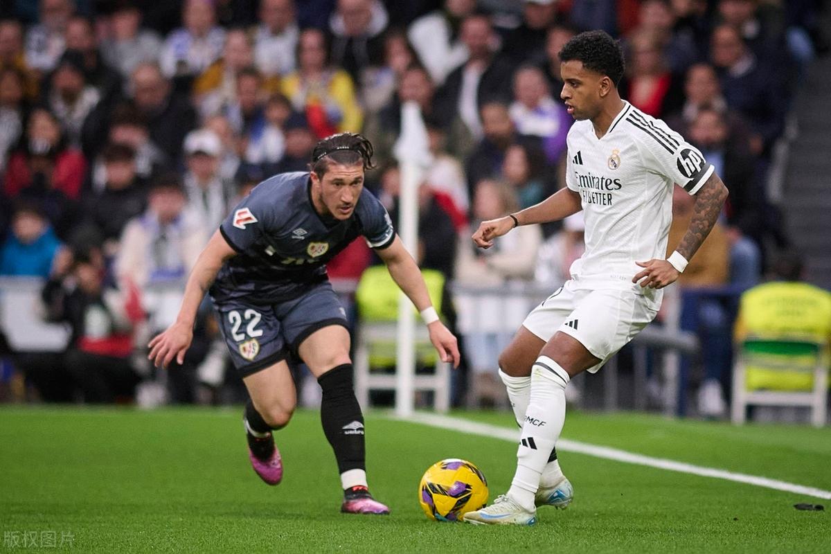 关于皇家马德里后卫回归赛场，球队士气大增的信息