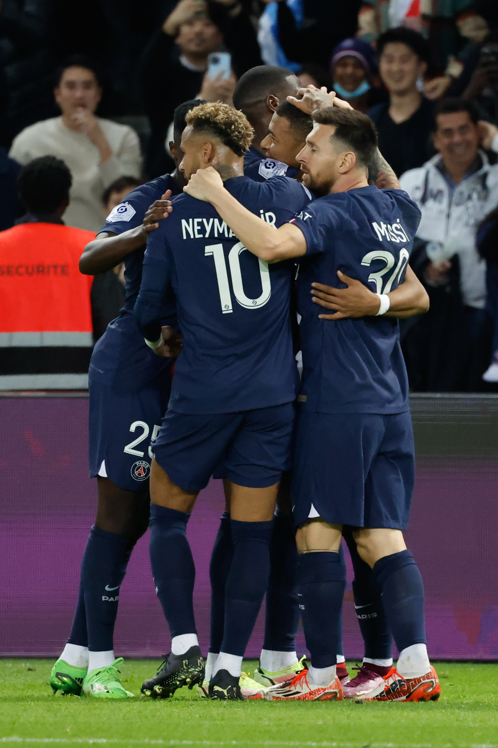 爱游戏-关于巴黎圣日耳曼客场不敌对手，法甲竞争激烈的信息