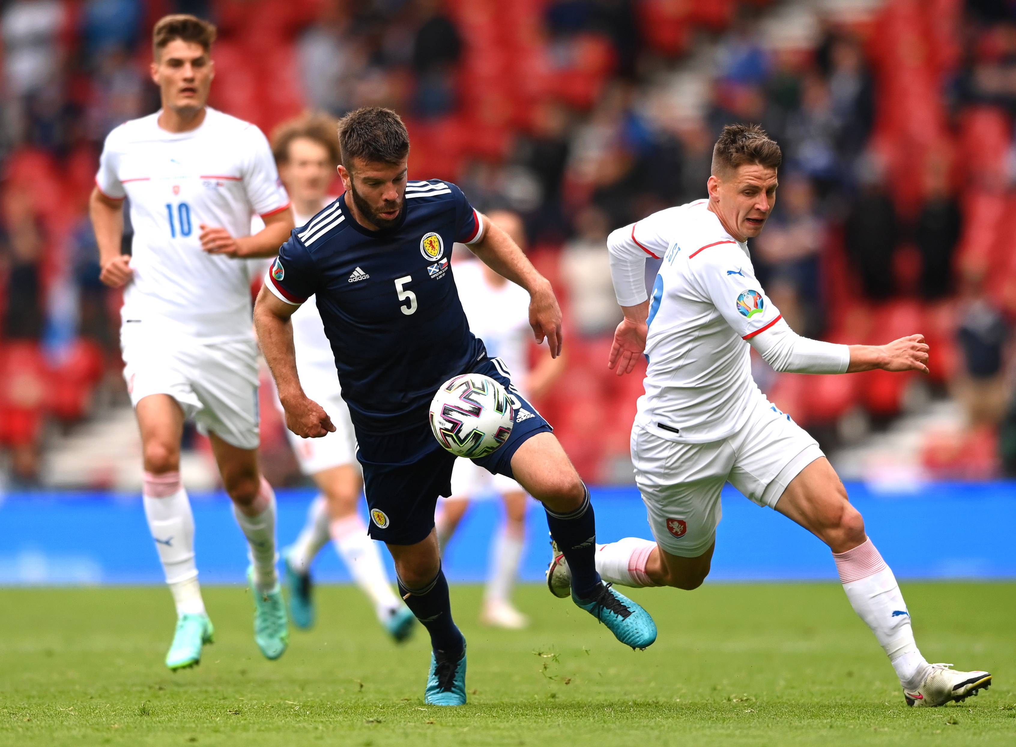 爱游戏官方入口-足球比赛全面回顾，球队表现亮点频现的简单介绍