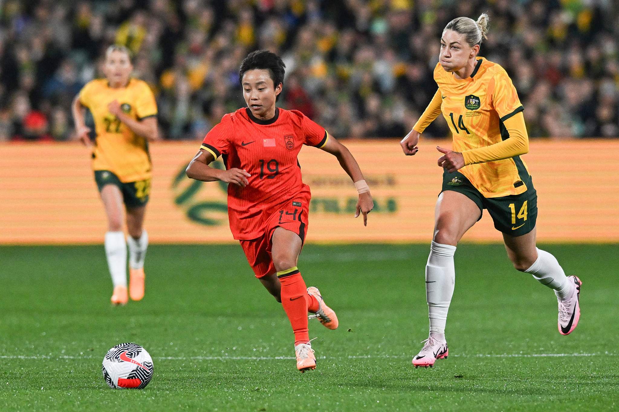 足球女队比拼实力赛场精彩纷呈 足球女队比拼实力赛场精彩纷呈