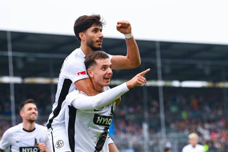 爱游戏网页版-包含沙尔克豪取主场胜利，打破低迷局面的词条