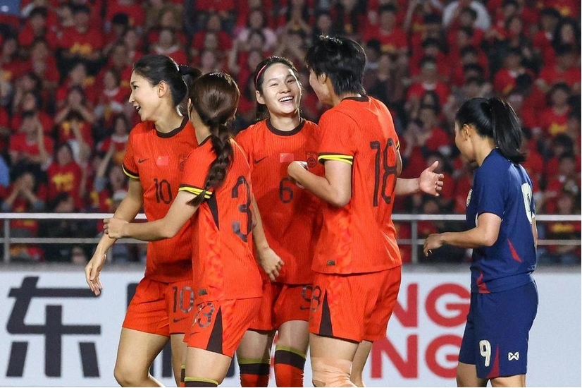 爱游戏在线-包含强强对话：女子足球联赛两支强队将在周末上演对抗的词条