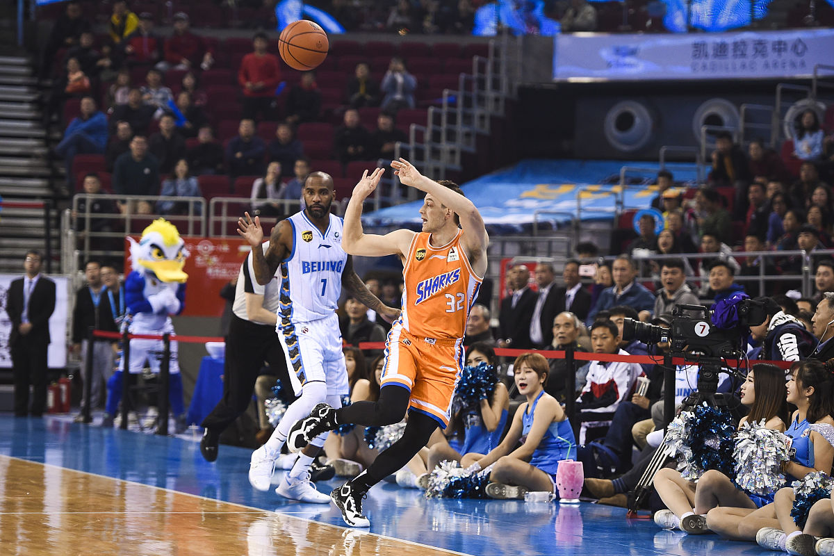 一场篮球比赛引发球迷狂热，掀起热潮