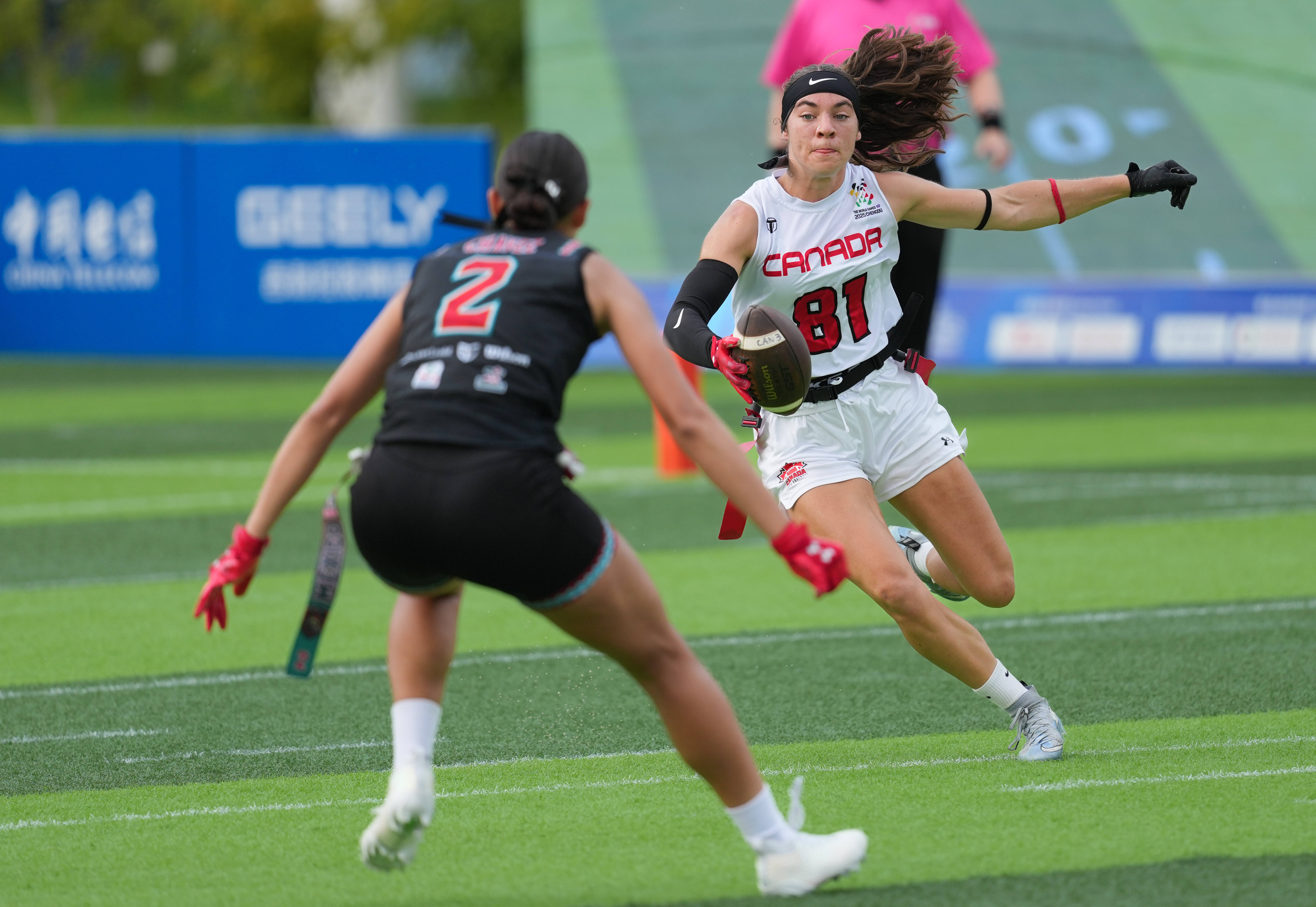 关于橄榄球联赛全明星奖项角逐激烈的信息