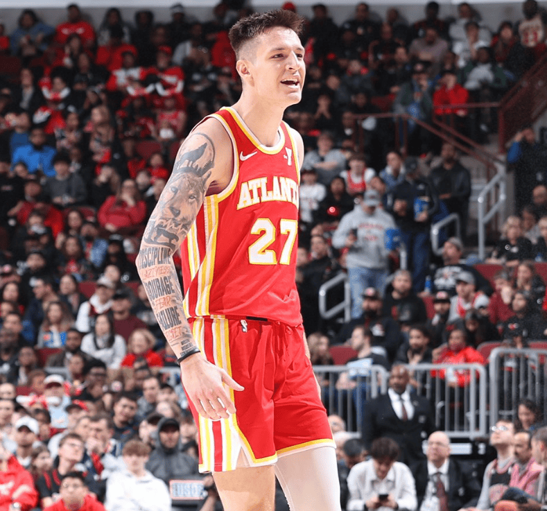 爱游戏网页版-德罗赞领衔胜利，穆雷状态稳定