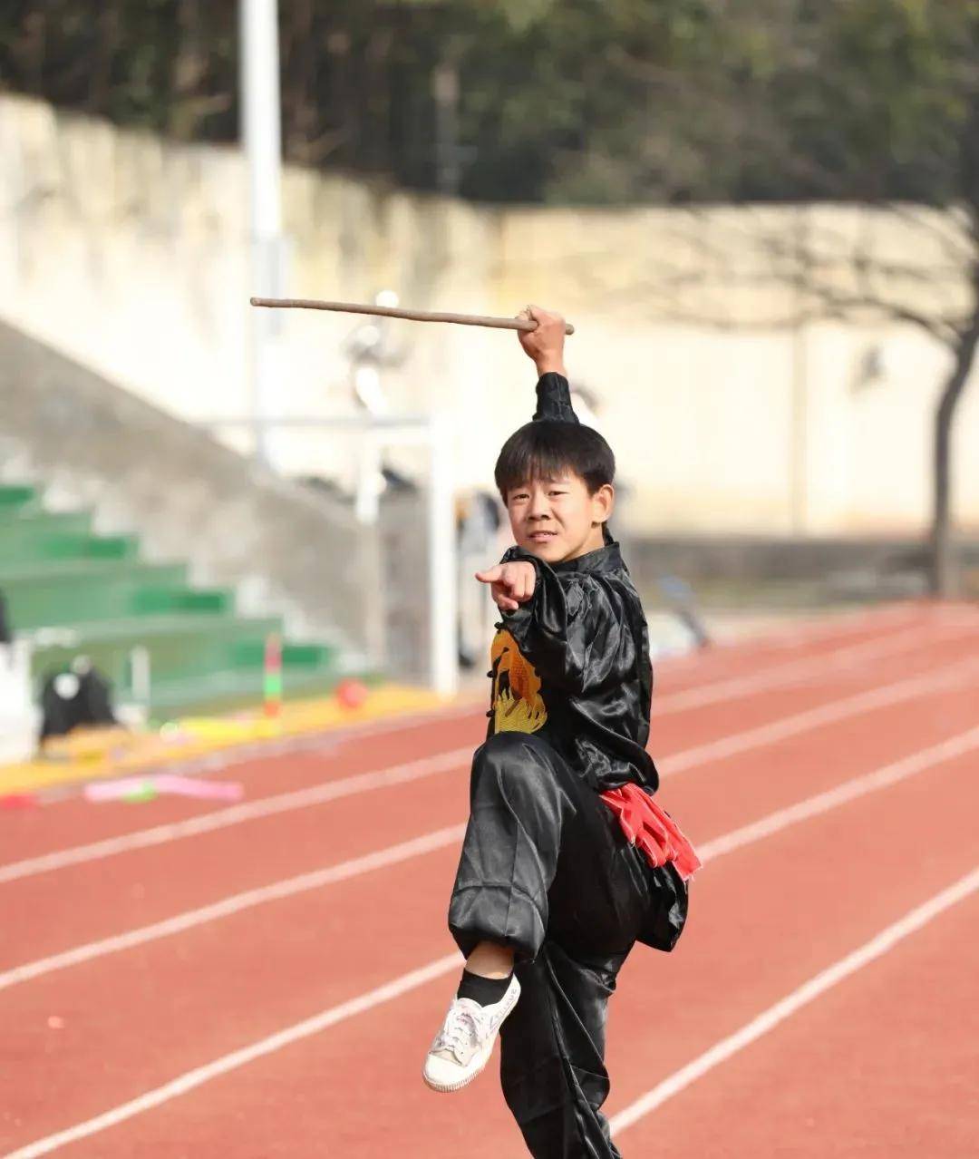 越南田径健儿跃居第一，为国争光的简单介绍
