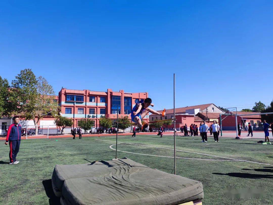 越南田径健儿跃居第一，为国争光的简单介绍