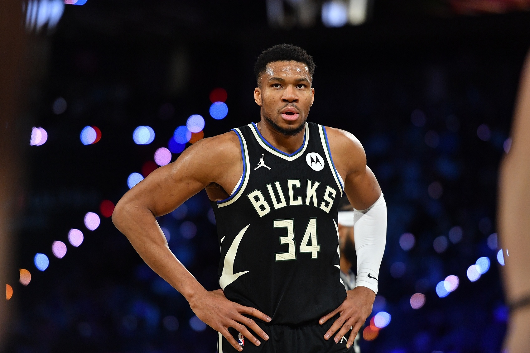 雄鹿轻取马刺,主场全队出色发挥 雄鹿轻取马刺,主场全队出色发挥