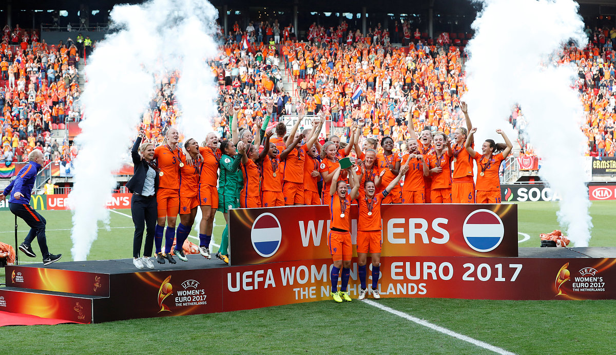 爱游戏在线-关于疯狂比赛夜，球迷载歌载舞庆祝胜利的信息